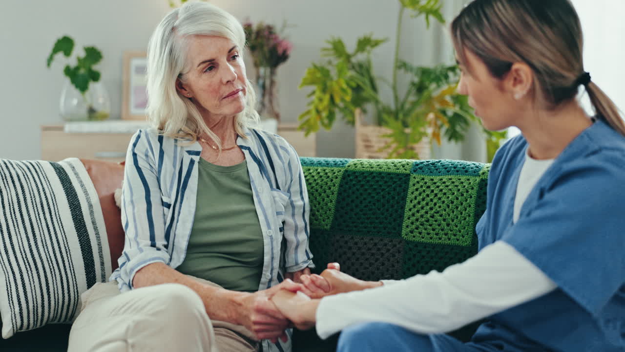 노인 돌봄, 소파에 은 여자와 간호사