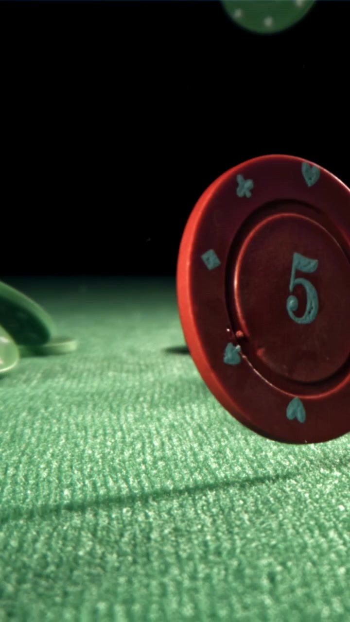 Fiches da casinò che cadono su un tavolo di feltro verde al rallentatore