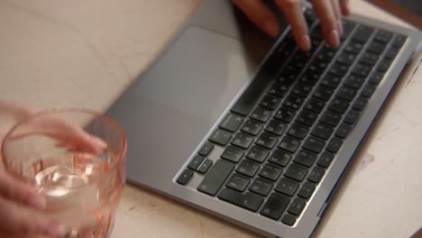 frau arbeitet an einem laptop im café