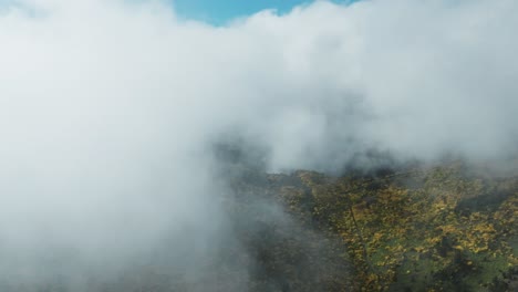 nubes nubladas que cubren la cumbre del pico do areeiro en la isla de madeira, portugal