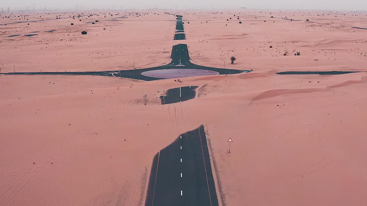 4k 드론 영상, 사막 사이의 도로, 두바이의 반 사막 도로, 아랍에미리트의 높은 모래 언덕 사막의 지질적 풍경, 드론 비디오