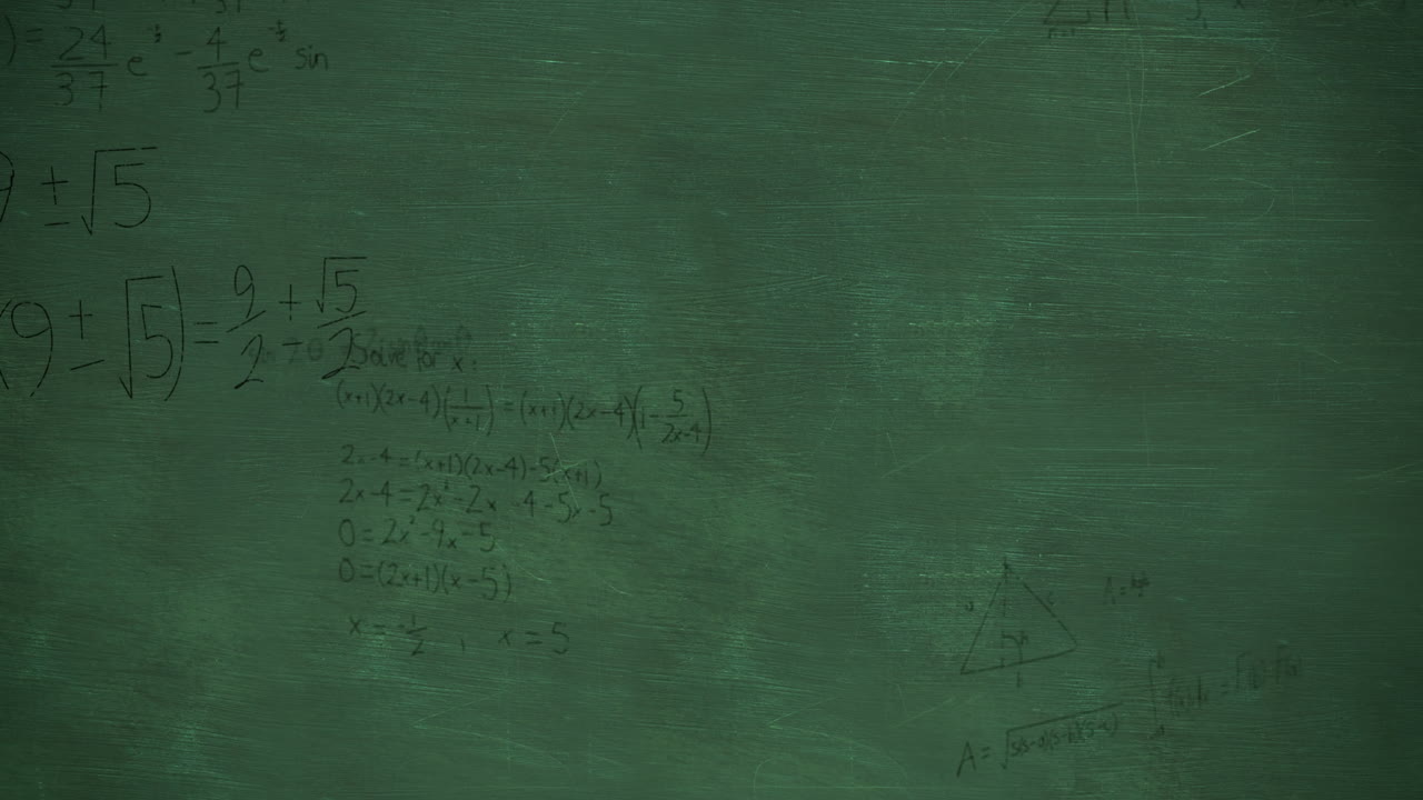 cálculos matemáticos en negro moviéndose sobre un fondo de pizarra verde 4k