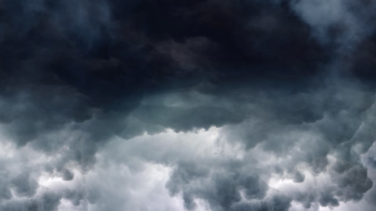 una tormenta moviéndose en el cielo oscuro 4k
