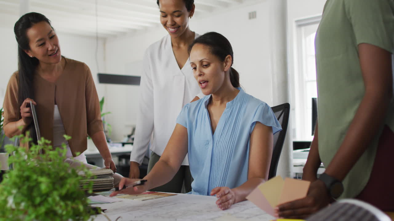 grupo de mujeres de negocios felices y diversas que trabajan juntas en la oficina