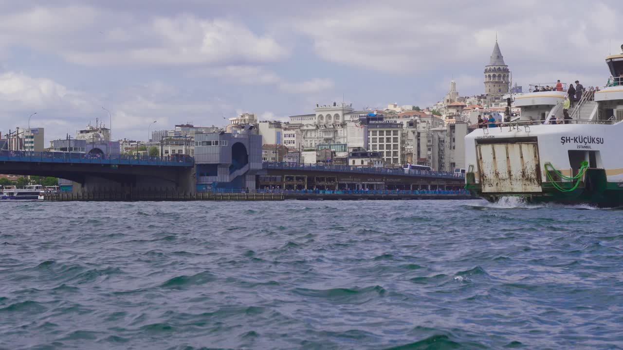 이스탄불 바다에 있는 여객 페리.