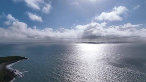 panorámicas aéreas a través de las aguas deslumbrantes y las formas de nubes de la costa de mackay en queensland, australia