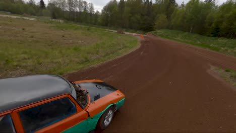 carro de rally junker em alta velocidade em uma estrada de terra