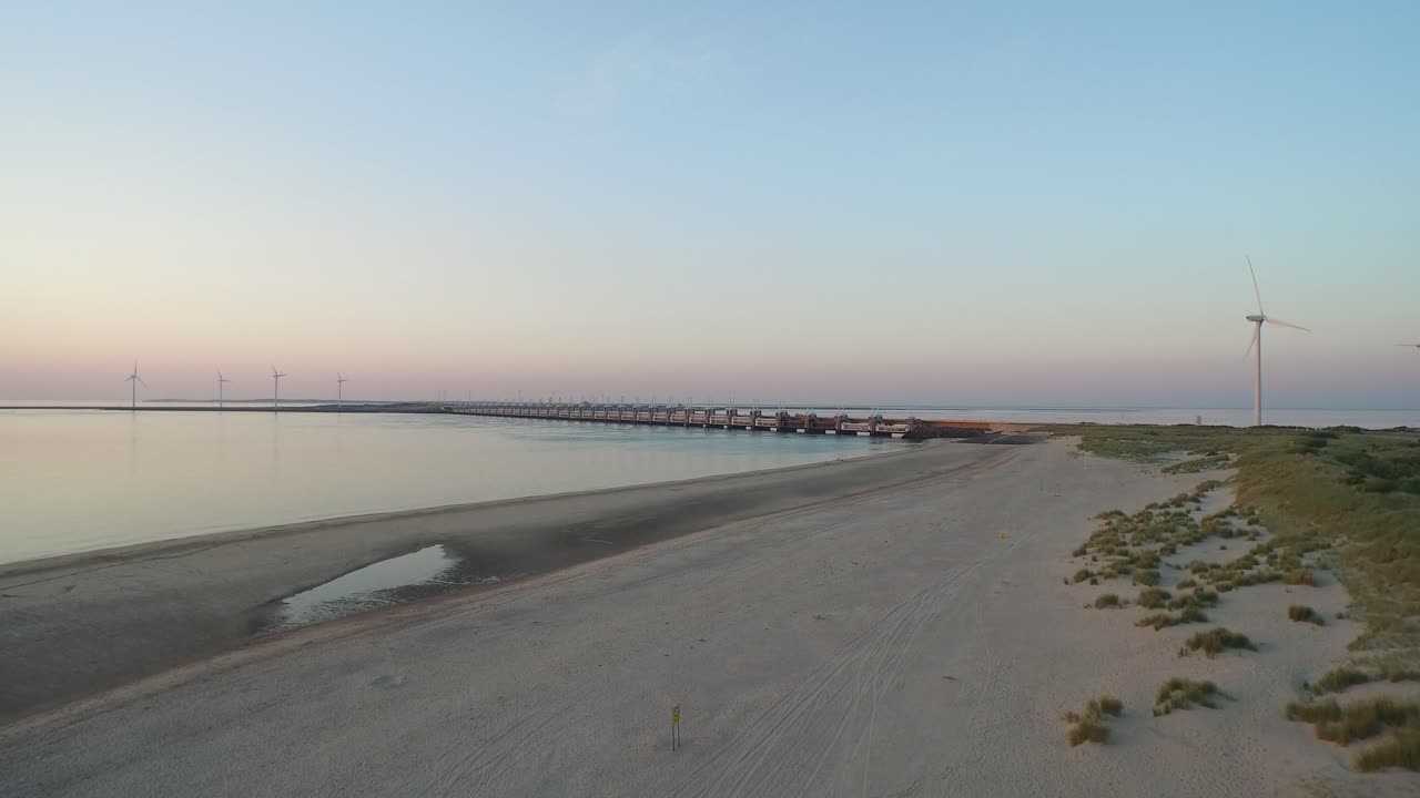 аэрофотосъемка: пляж в районе барьера штормового нагона на оостершельде во время летнего заката