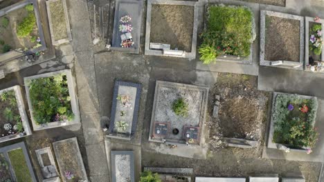 Imágenes-Cinematográficas-Del-Cementerio-Cerca-De-La-Iglesia-Local