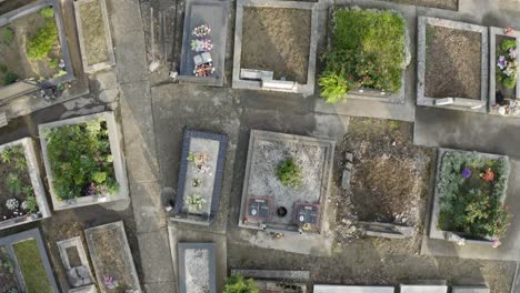 imágenes cinematográficas del cementerio cerca de la iglesia local
