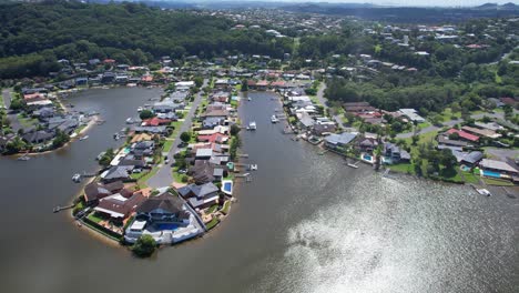 vista aérea sobre el suburbio de terranora, tweed river en nsw, australia - disparo de un avión no tripulado