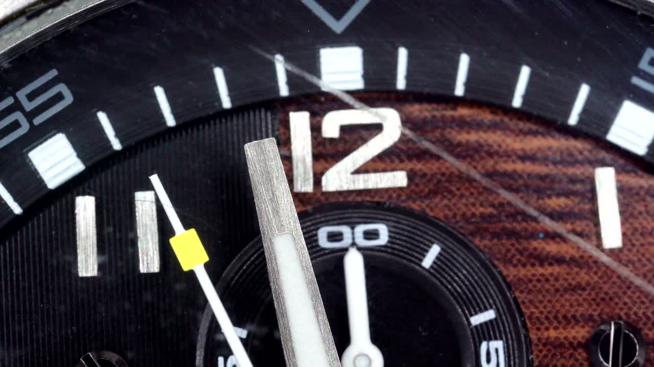 la aguja de minutos en el número 12 del reloj de muñeca en un disparo macro