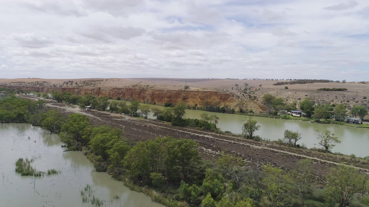 Ripresa aerea che si innalza sull'incredibile fiume Murray, rivelando spettacolari scogliere calcaree sullo sfondo, Australia Meridionale