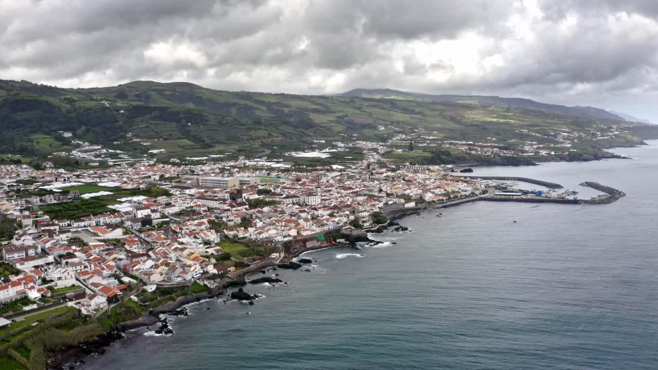 ciudad costera en la costa atlántica de azores en un día nublado, vista aérea