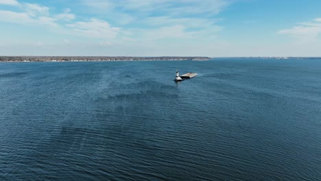 lago muskegon en invierno con algo de tráfico ligero