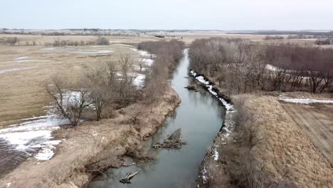 Winterzeit-Luftdrohnenvideo-Des-Skunk-River-Und-Des-Reichen-Landwirtschaftlichen-Ackerlandes-Rund-Um-Das-Ländliche-Lynnville,-Iowa