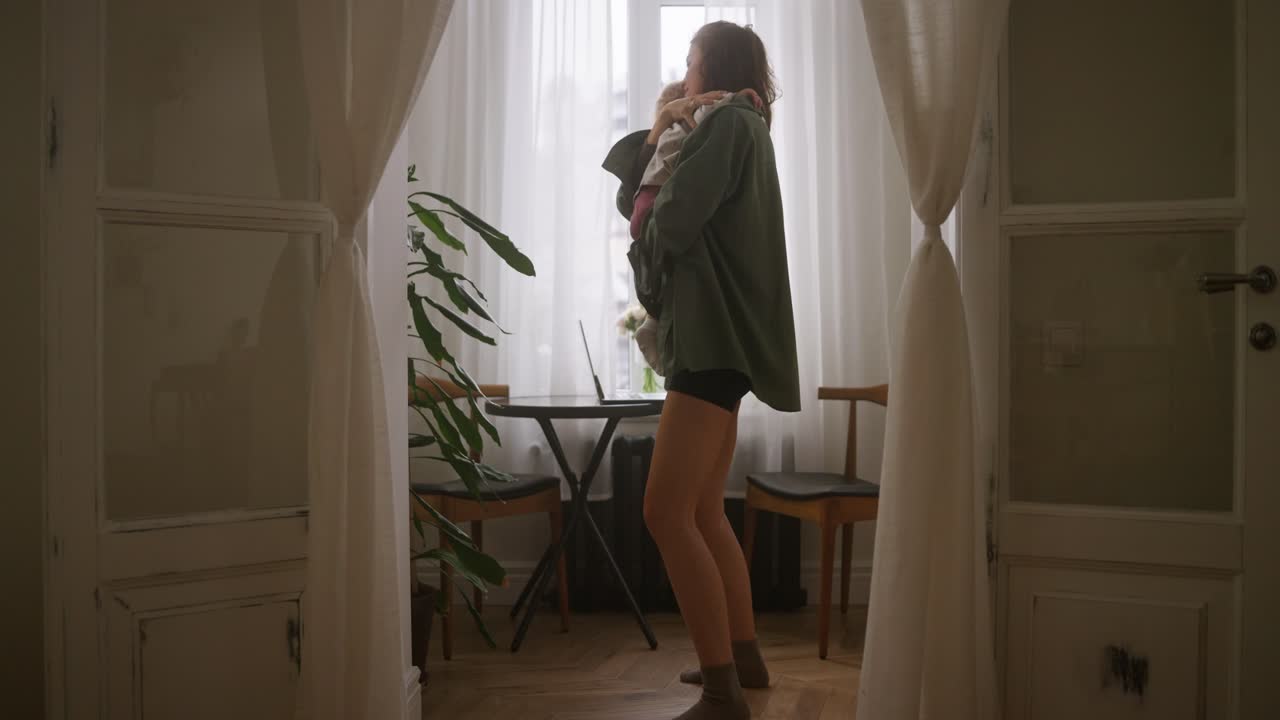 행복한 어머니와 아기가 집에서 춤을 춘다