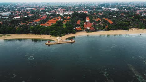 Wunderschöner-Filmischer-Sanur-Strand,-Bali-Drohnenaufnahmen-Mit-Interessanter-Landschaft,-Fischerbooten-Und-Ruhigem-Wetter