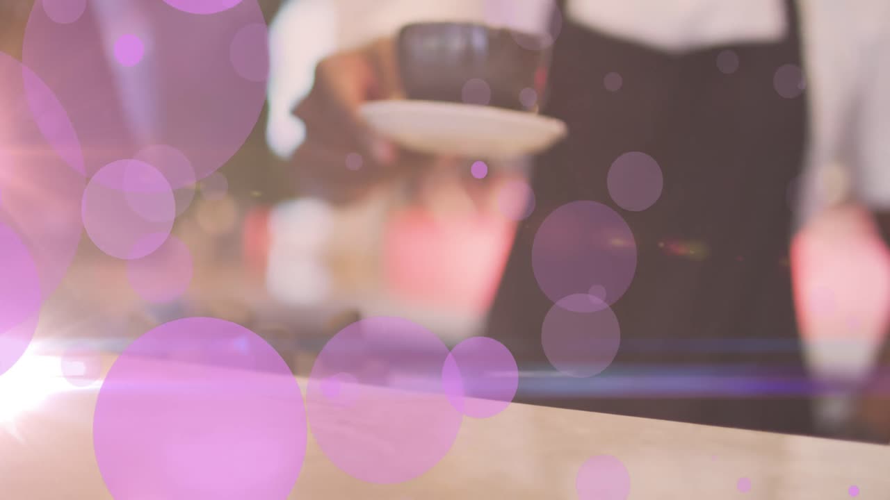 커피를 만드는 바리스타 위에 보라색 점들의 애니메이션