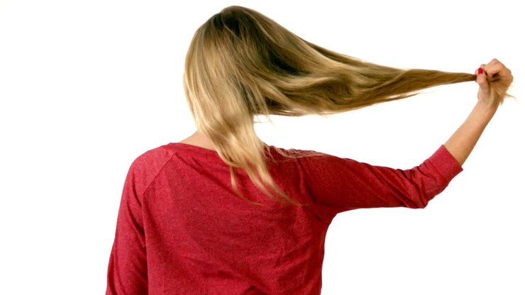 Mooie blondine maakt haar haar los