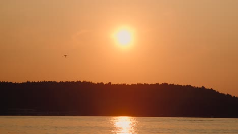 atardecer lago deporte ala delta playa