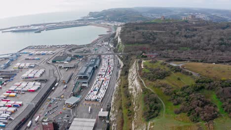 toma aérea de camiones haciendo cola en dover a calais harbour brexit
