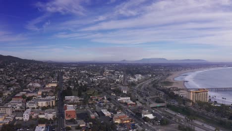 toma aérea panorámica de dolly del centro de ventura, california, a lo largo de la costa