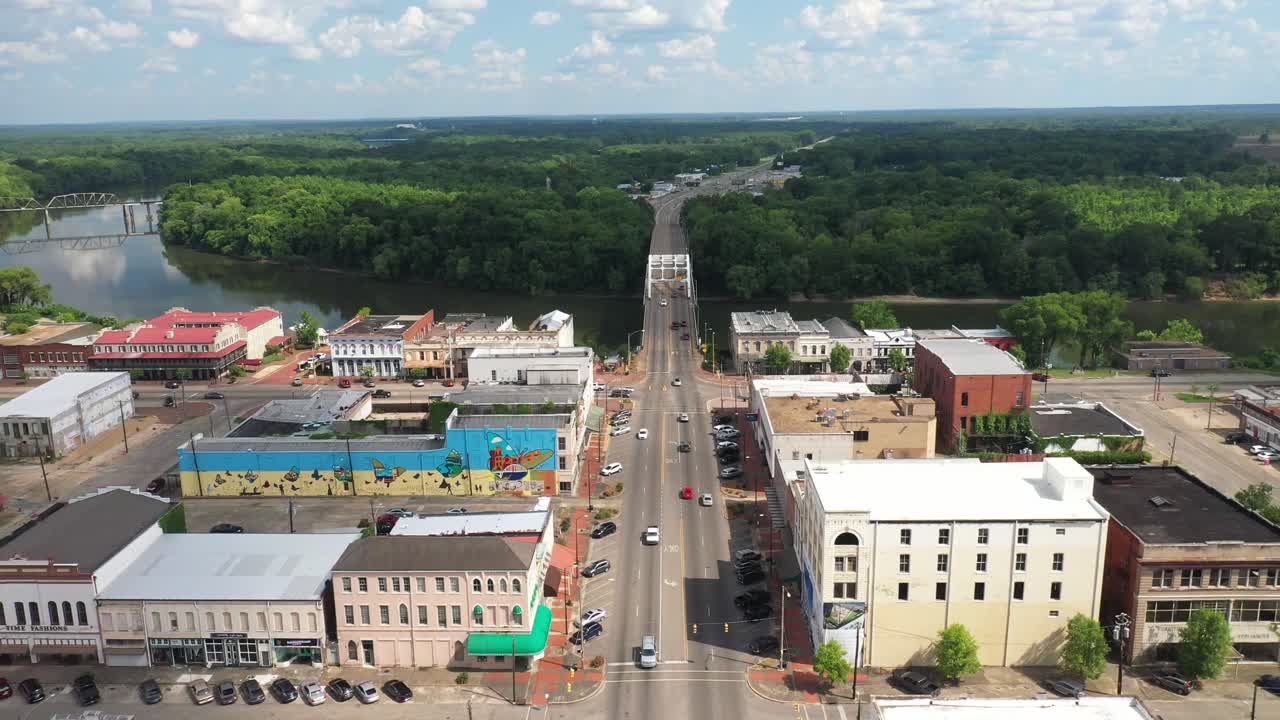 Skyline di Selma, Alabama con ripresa drone in avanzamento