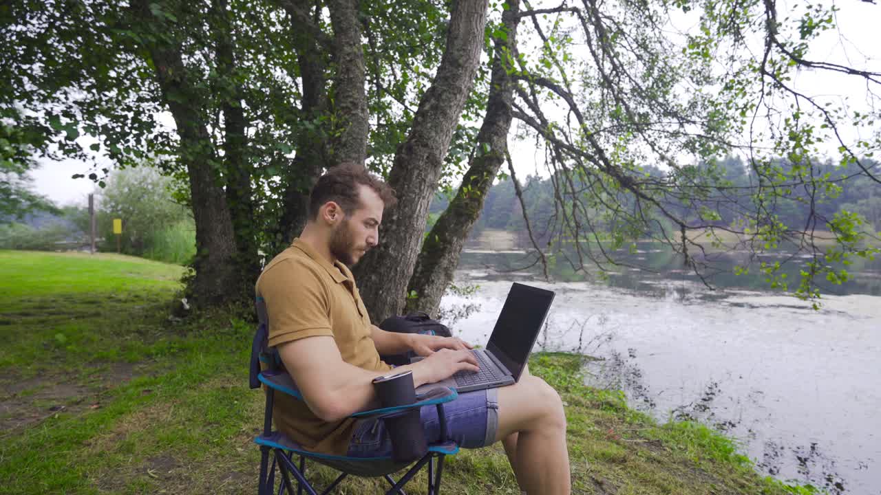 trabajando con una computadora en la naturaleza.