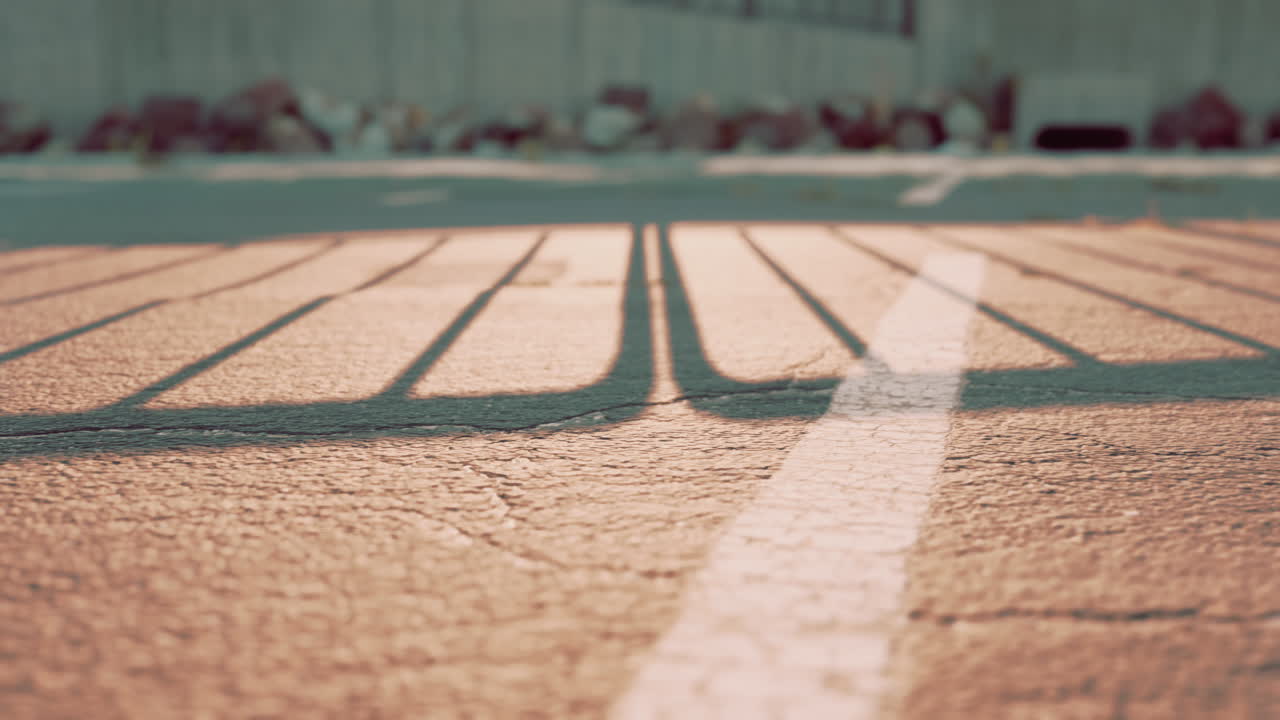 plazas de aparcamiento vacías en la playa cubiertas de asfalto.
