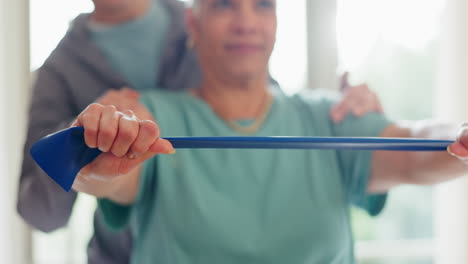 fisioterapeuta, banda o manos de la mujer estirando