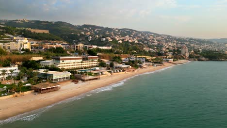 Wunderschöne-Drohnenaufnahme-Von-Byblos,-Skyline-Der-Küstenstadt-Im-Libanon-Bei-Sonnenuntergang