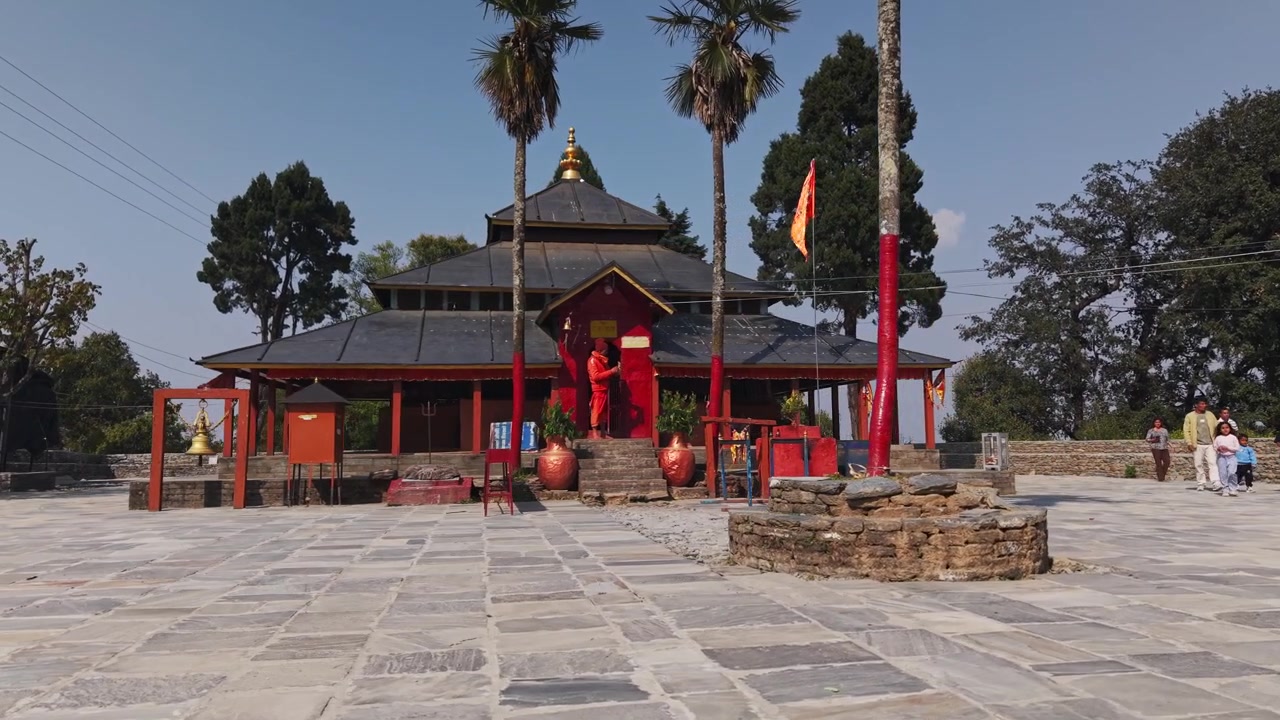 Tamghas, Gulmi'de tepeler ve ormanla çevrili, kültürel açıdan önemli bir yer olan Resunga Tapınağı'nın manzarası.