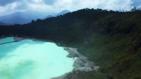 una vista panorámica del cráter blanco de kawah putih en bandung, indonesia, tomada por un avión no tripulado