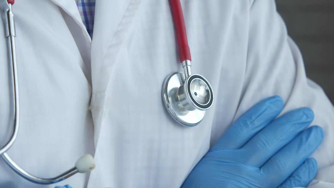 Médico com estetoscópio e luvas