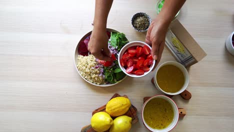 agregar tomates al plato de ensalada remolacha quinua semillas limones y cebollas en la escena tomates y aderezo para ensalada