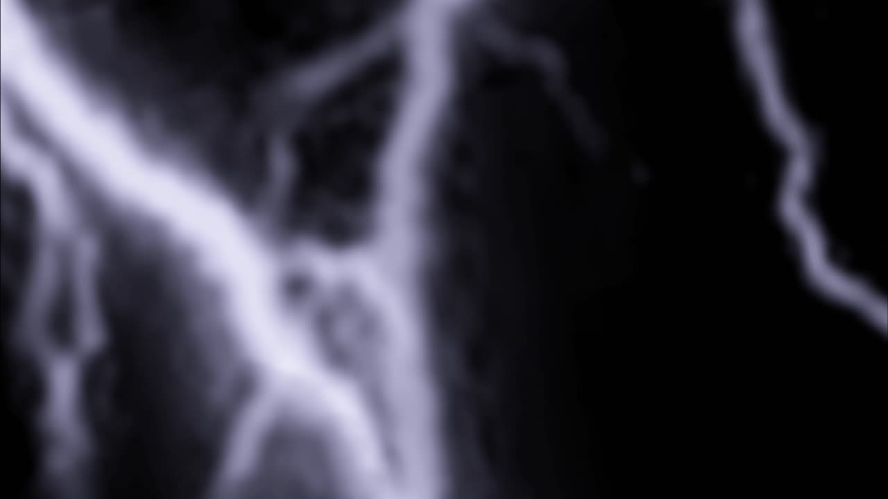 Fulmini drammatici e scariche elettriche lampeggiano su uno sfondo nero puro. Utile per simulazioni di tempeste, effetti di energia e compositing in progetti cinematografici