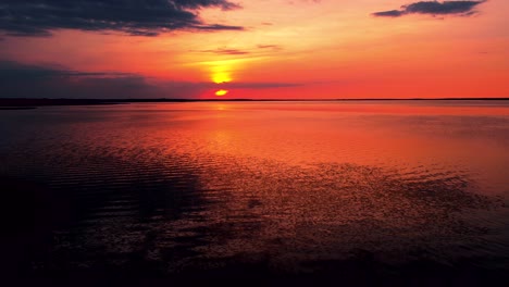 puesta de sol roja junto al lago