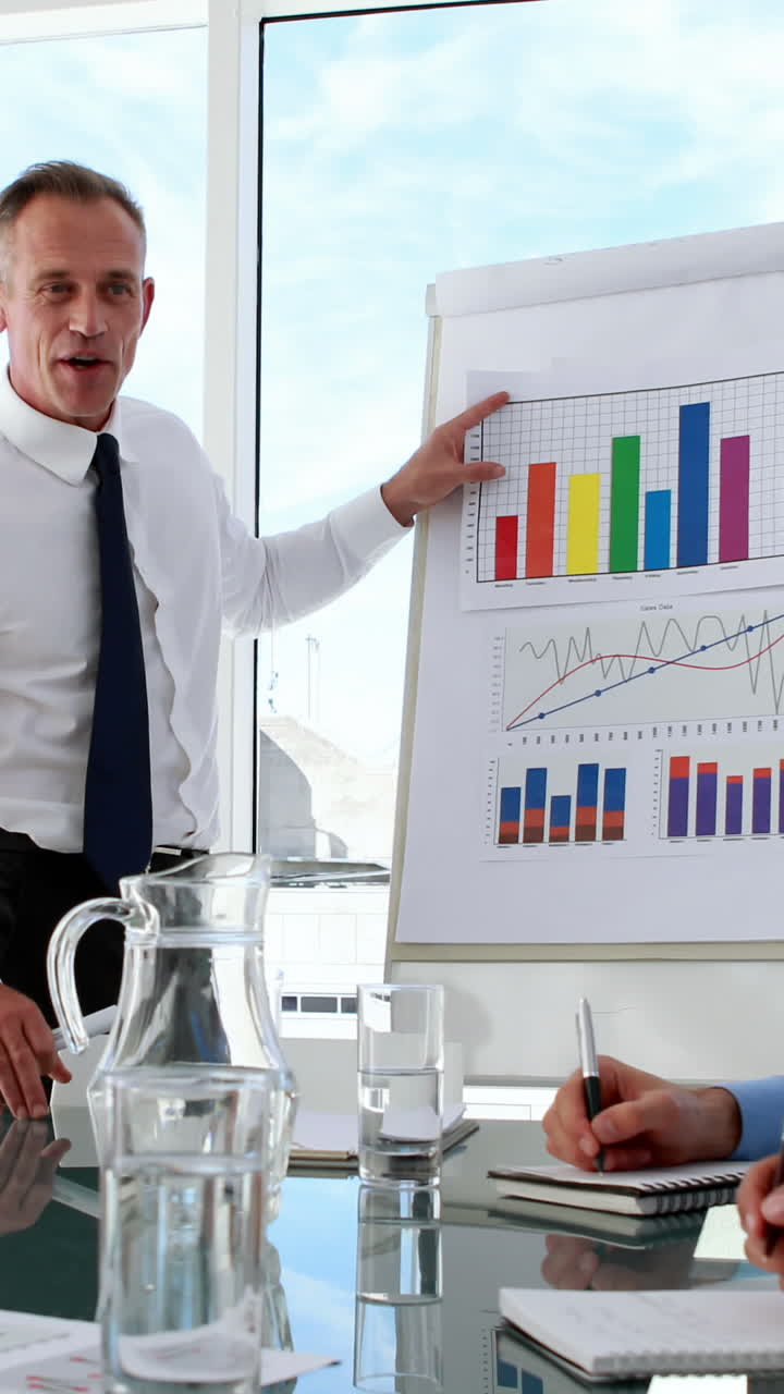 gerente de negocios presentando datos a su personal