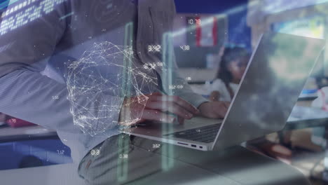animación del globo y procesamiento de datos sobre profesor caucásico con computadora portátil.