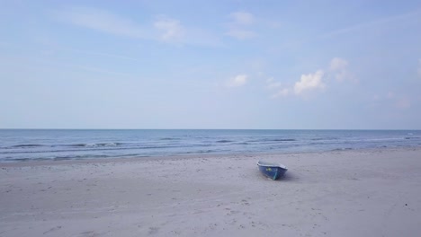 波羅的海海岸的空中景色在陽光明<unk>的日子, 藍色的沿海漁民船在白色沙灘沙丘, 沿海侵, 氣候變化, 大角度無人機拍攝向前移動低