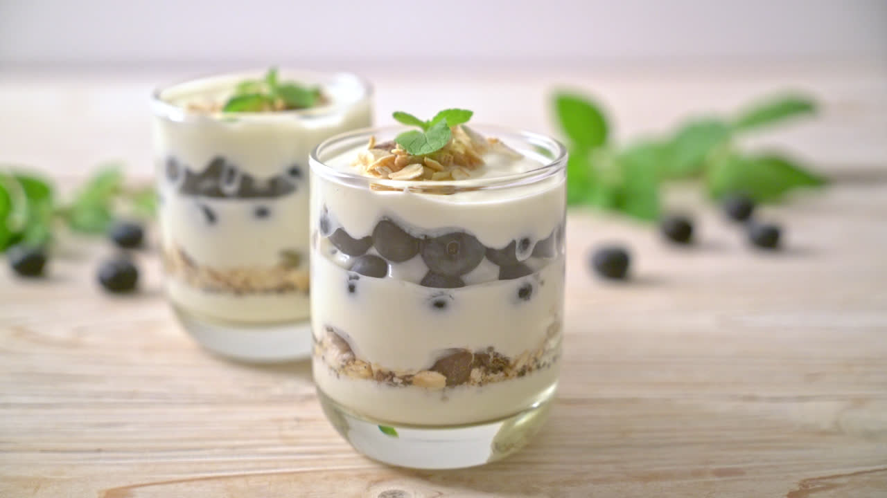 arándanos frescos y yogur con granola - estilo de comida saludable