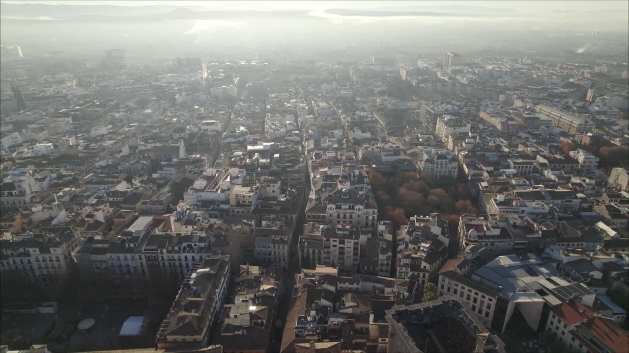 Drone che sorvola il centro storico di Granada e la Cattedrale, Spagna.
