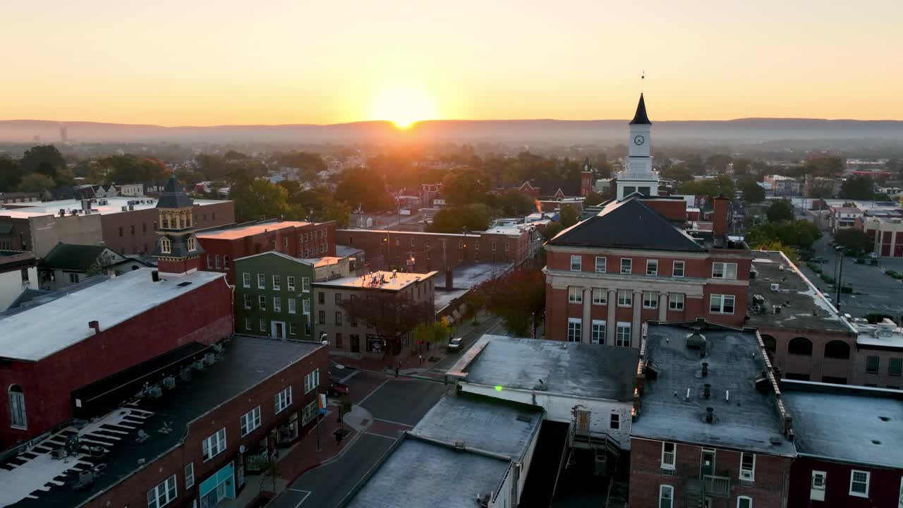 empuje del amanecer pasando el edificio del ayuntamiento en hagerstown, maryland