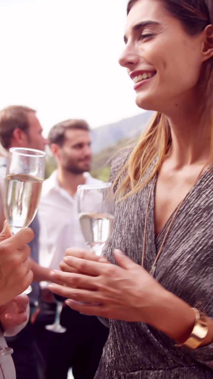 amigos felices celebrando con champán y comida