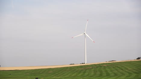 Molino-De-Viento-único-En-Pradera-En-Verano,-Cámara-Estática,-Toma-Limpia-Con-Espacio-De-Copia