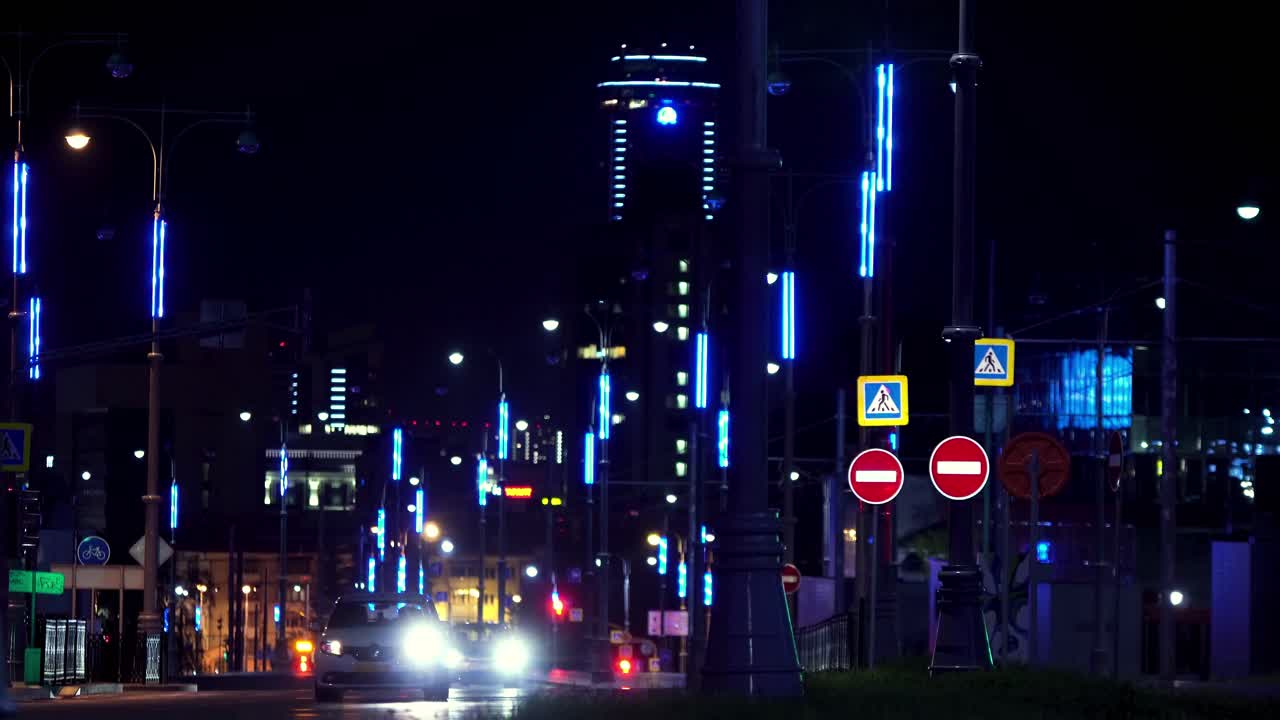 현대적 인 조명 을 가진 밤 도시 거리 장면