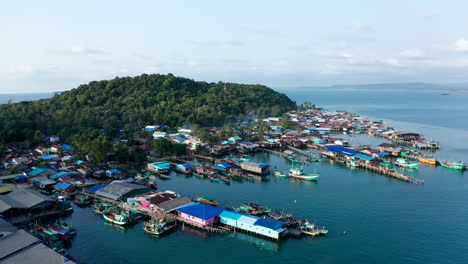 imágenes aéreas de drones moviéndose hacia atrás de arriba hacia abajo sobre un pueblo flotante de pescadores en king island, camboya