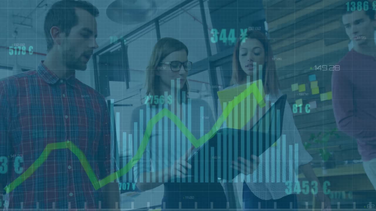 animación del procesamiento de datos financieros con línea verde sobre diversas personas de negocios en la oficina.