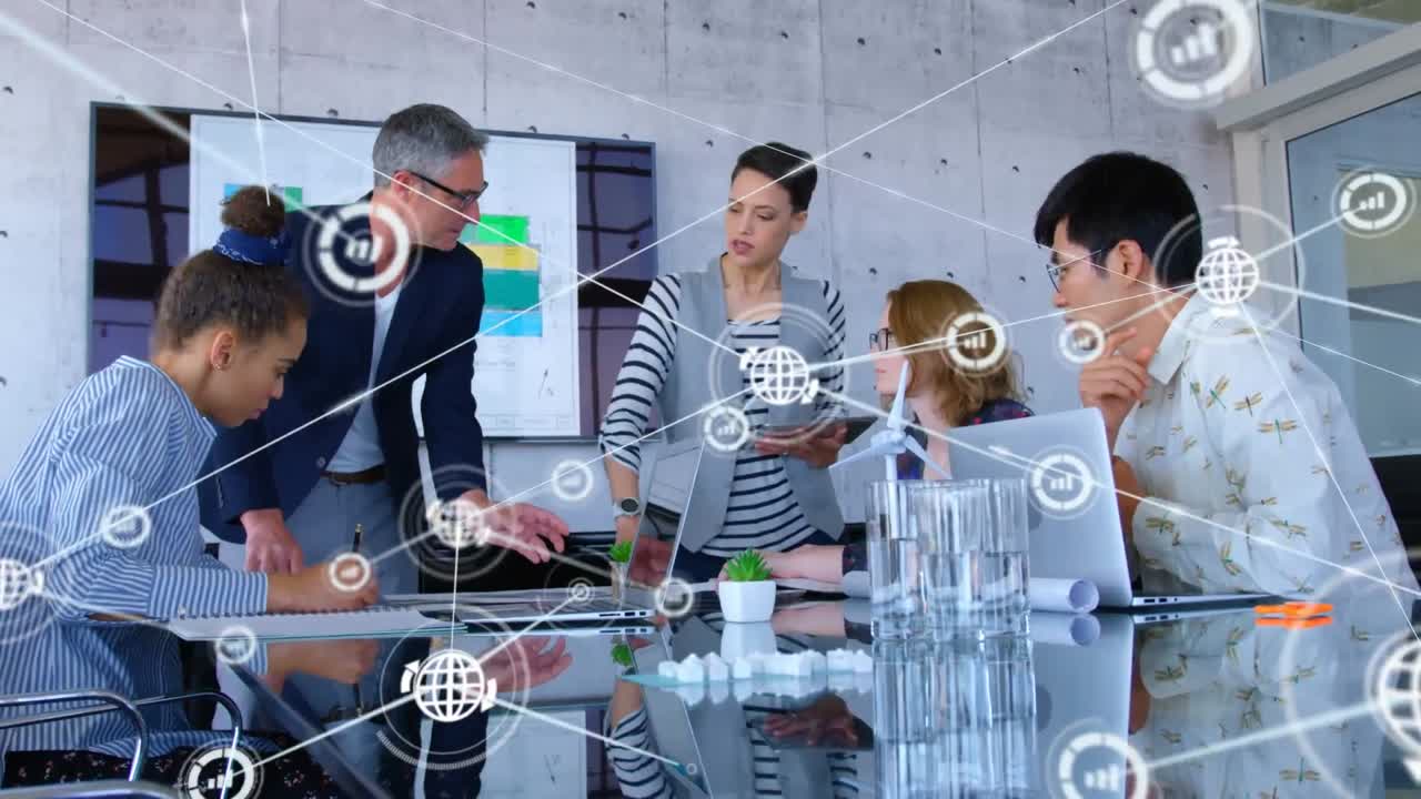 다양한 동료들이 사무실에서 함께 토론하는 디지털 아이콘 네트워크의 애니메이션